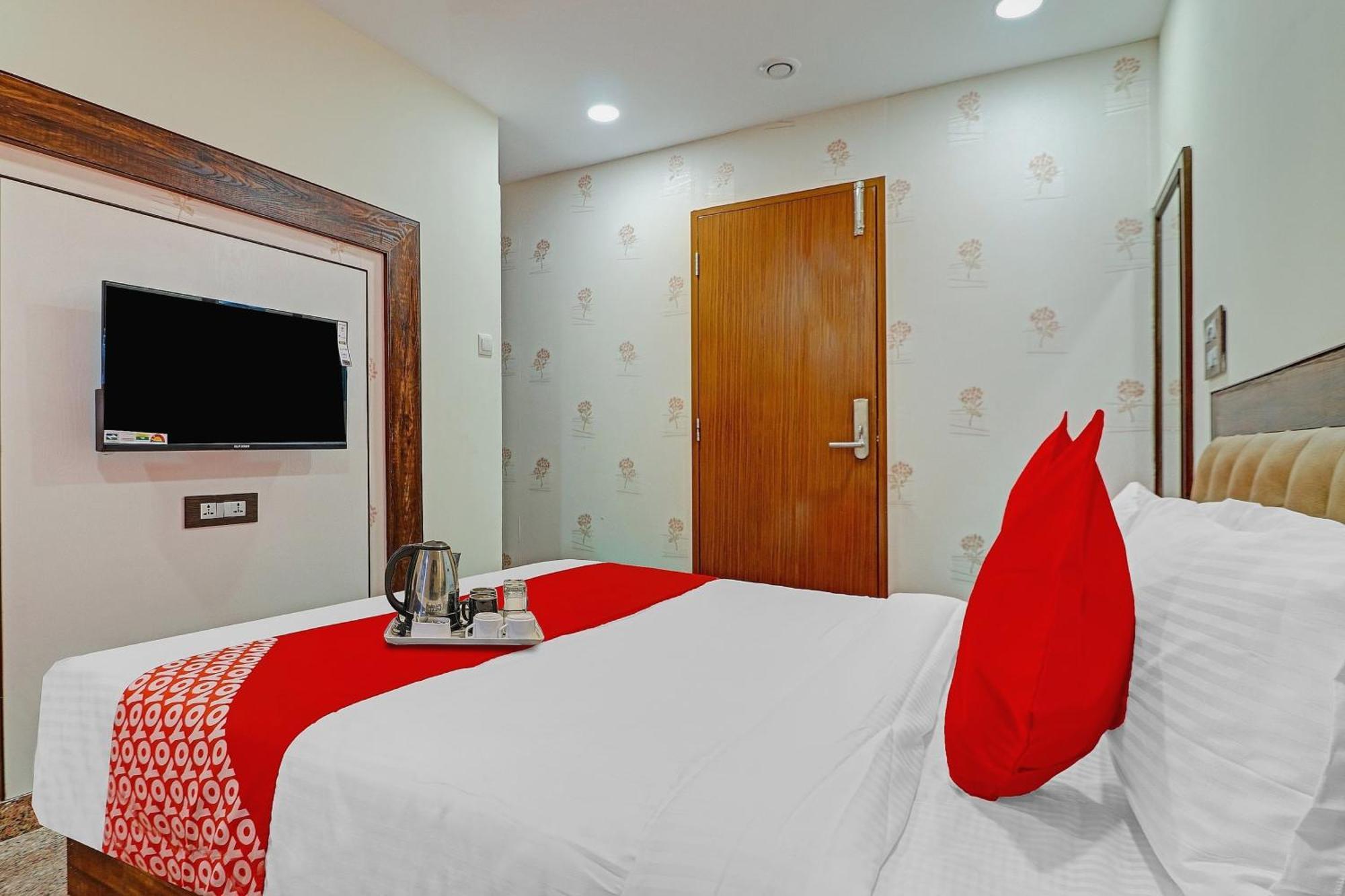Heavens Inn Near Rasoolpura Metro Station Hyderabad Exterior foto