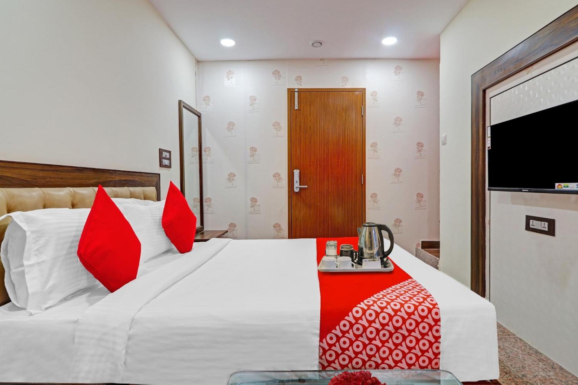 Heavens Inn Near Rasoolpura Metro Station Hyderabad Exterior foto